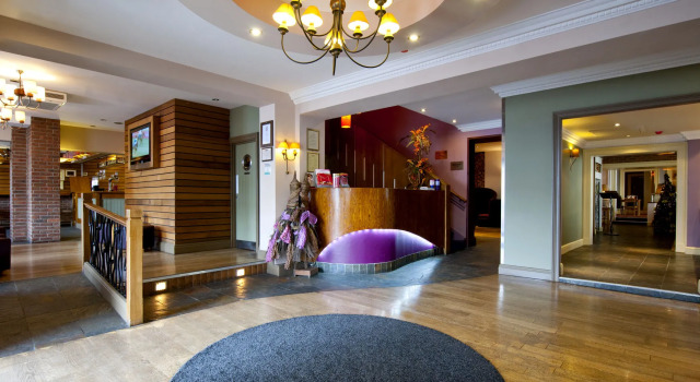 The Crown Hotel, Rezervați Hotel  