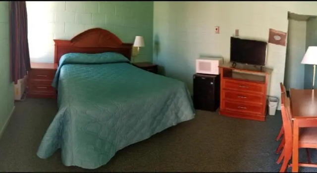 Holiday Host Motel