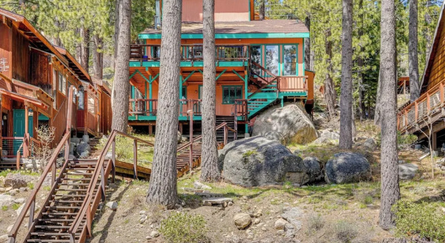 Коттедж с 4 комнатами с балконом Waterfront Truckee Cabin on Donner Lake!