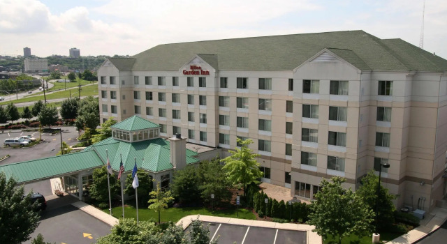 Кровать в общем номере Hilton Garden Inn Secaucus/Meadowlands