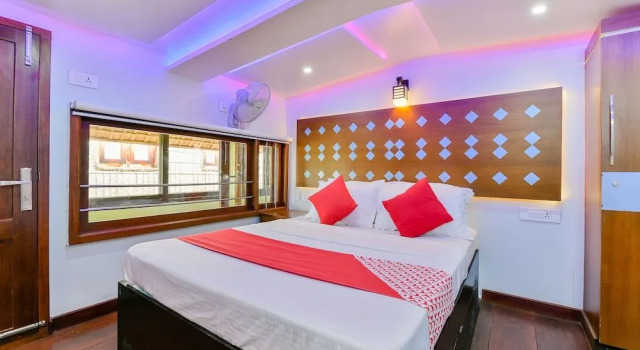 OYO 22759 Houseboat Luxury Smart Gold 6 BHK