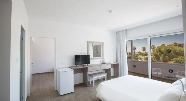 Номер Superior с 2 комнатами с балконом Stratovarius Nissi Rooms