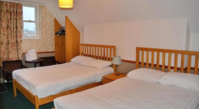 Четырёхместный номер Standard London Visitors Hotel