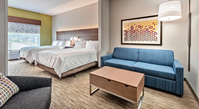Четырёхместный люкс Holiday Inn Express Hotel & Suites Lake Zurich-Barrington by IHG