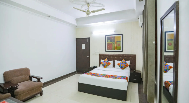 Номер Deluxe FabHotel F9 H Block Sector 51