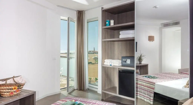Четырёхместный номер Superior с балконом и с частичным видом на море Hotel Karinzia