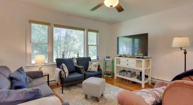 Kiamesha Lake Home w/ Deck: 4 Mi to Resorts World!, Prenota Casa vacanze Lake Huntington Stato di New York