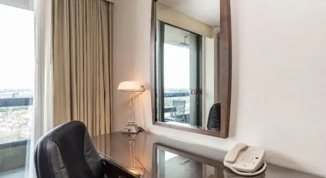 Двухместный номер Deluxe с балконом и с красивым видом из окна Sandman Signature Vancouver Airport Hotel & Resort