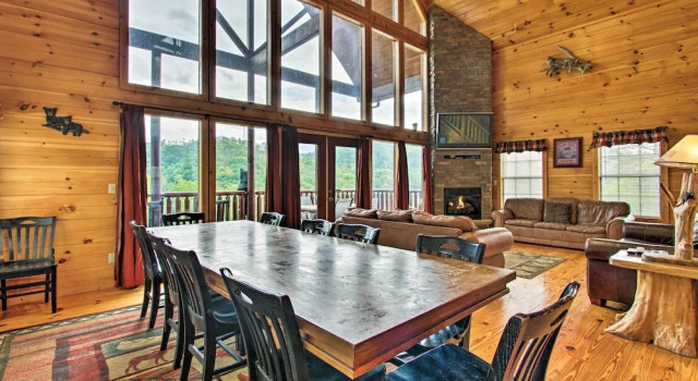 Коттедж с 4 комнатами с балконом Expansive Gatlinburg Cabin: Hot Tub, Deck & Grill!