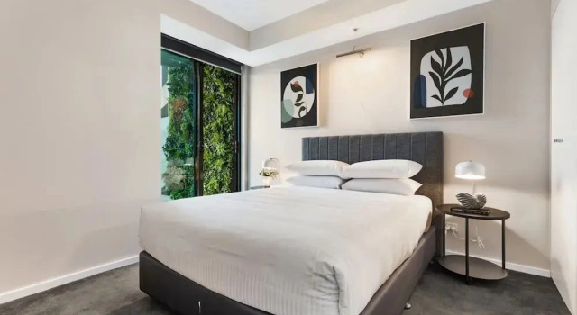Impeccably Chic 2-bed With Views & Fab Amenities, Забронировать Апартаменты/квартира Мельбурн Melbourne Region, рядом с Пристань для яхт «Е»