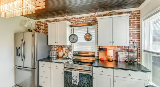 Коттедж Columbia Cottage w/ Patio: 1 Mi to Downtown!