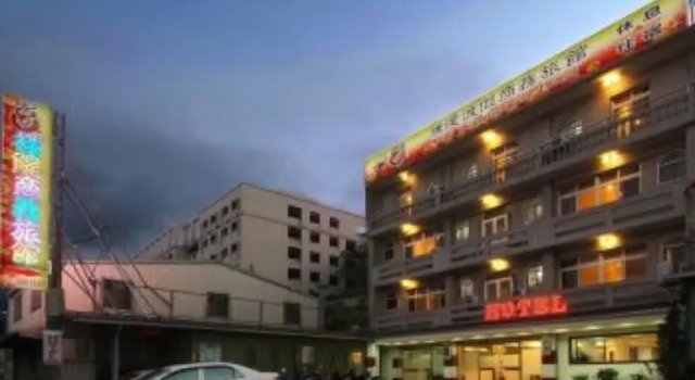 Кровать в общем номере Puti Commercial Hotel