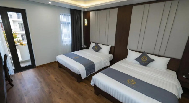 Четырёхместный номер Standard с балконом Luxury Palace Hotel