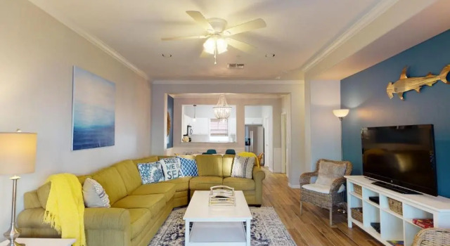 MC18 Upscale Condo, Shared Pool, Close to Beach