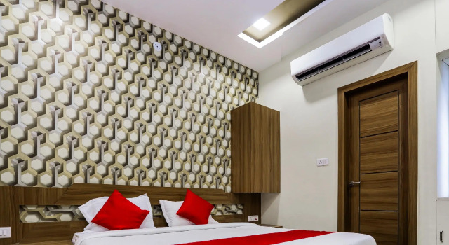 OYO 16163 Hotel Shri Hari, Забронировать Отель Отели штата Мадхья-Прадеш с парковкой, Парковка