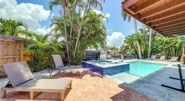 Коттедж Pool & Home Theater: Lighthouse Point Home!