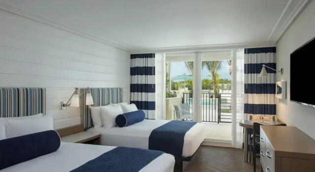 Четырёхместный номер Standard с видом на бассейн Hutchinson Shores Resort & Spa
