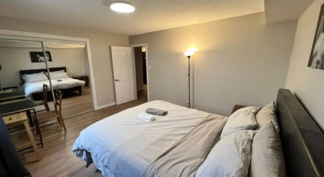 Cozy 1 Bedroom Rental With Den Free Parking Close to University, Book Lejlighed Lejligheder i Central Alberta, Lejlighed