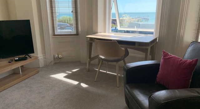 Beach Front 2-bed Apartment With Deck & BBQ