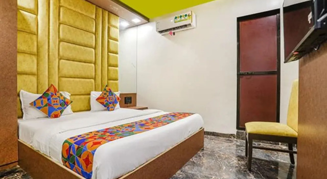 Номер Deluxe Fabexpress Versova Residency