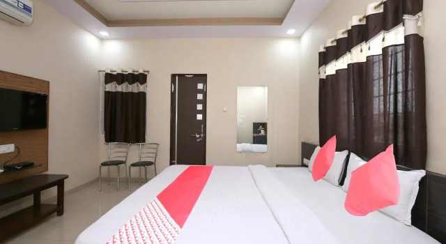 OYO 48533 Hotel Aarna Palace, Rezervovat Hotel Murwara Madhya Pradesh
