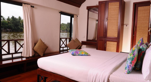 1 BHK Houseboat in Near Pallathurathy Bridge, Alappuzha, by GuestHouser (D087), Забронировать Отель Аллеппи штат Керала