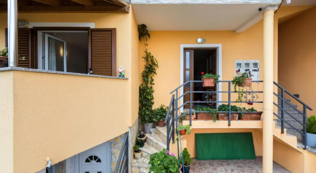 Апартаменты Цокольный этаж c 1 комнатой с балконом Apartments and rooms Roberto B
