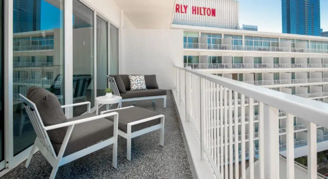 Двухместная студия люкс с террасой The Beverly Hilton