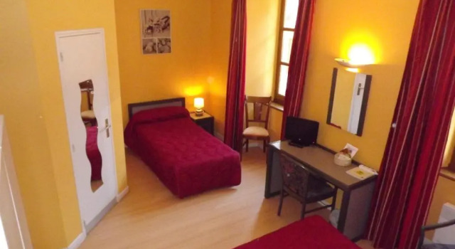 Standard triple chambre Vue sur les terres Logis Hôtels - Hostellerie des Lauriers - Hôtel et Restaurant