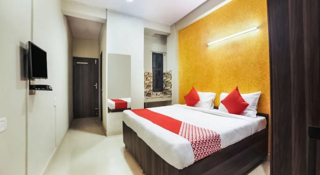 Oyo Flagship 30196 Noida Sector 5