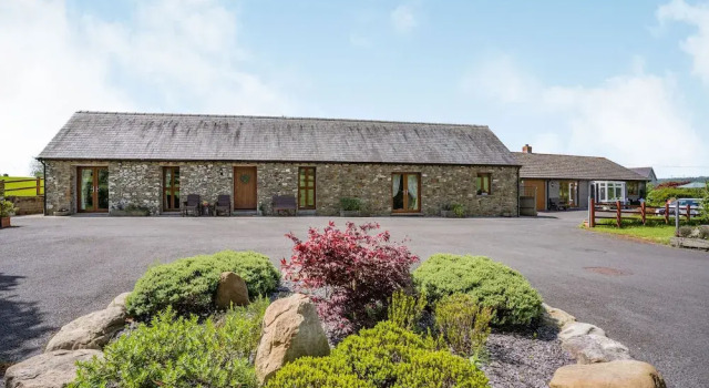 Ysgubor Hir, Rezerwuj Dom wakacyjny Llanedy Carmarthenshire