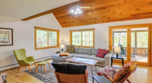 Коттедж Charming Putney Home: Porch, Grill & Hiking Trails