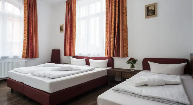 Трёхместный номер Standard Queens Park Hotel