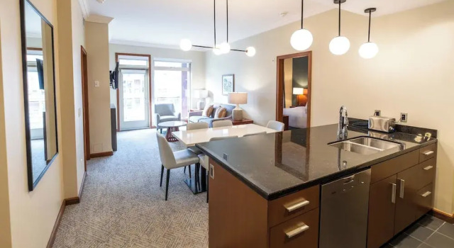 Люкс с 2 комнатами с балконом Sutton Place Hotel Revelstoke Mountain Resort