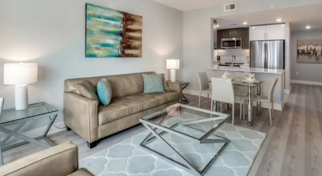 Апартаменты Luxury Bluebird Suites Near Chevy Chase
