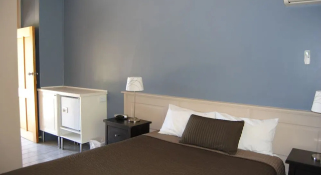Семейный люкс с 2 комнатами Airlie House Motor Inn