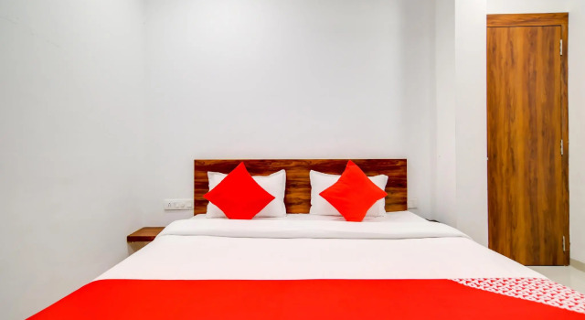 OYO 70780 Hotel Apple Grand