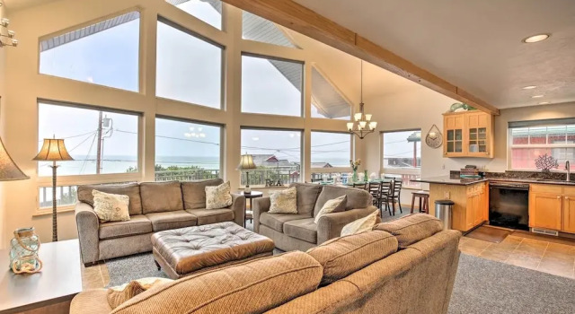 Коттедж с 4 комнатами с балконом Logan Road Lookout, Lincoln City Home w/ Game Room