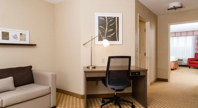Country Inn & Suites Milwaukee West Brookfield, Varaa Hotelli Brookfield Wisconsin, lähellä Brookfield Square Mall