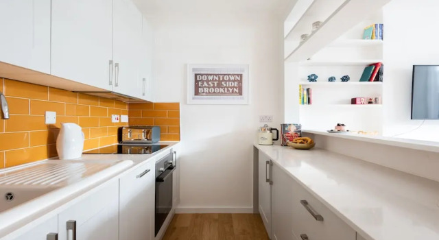 The Kensington Grove - Stylish 2BDR Flat with Private Patio, Забронировать Отель Кенсингтон и Челси Лондон, рядом с St George's Campden Hill