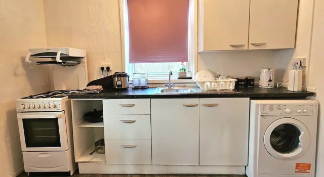 Коттедж 3-beds, Sleeps 5, w/ Parking, 10 Mins From Centre