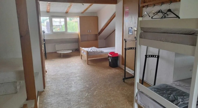 Кровать в общем номере Budget Rooms