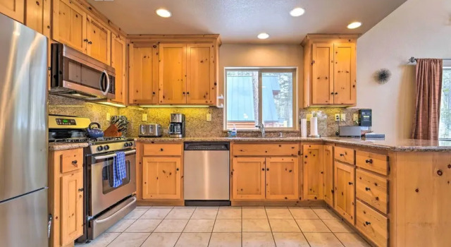 Коттедж Great for Groups: Soda Springs Cabin w/ Deck!