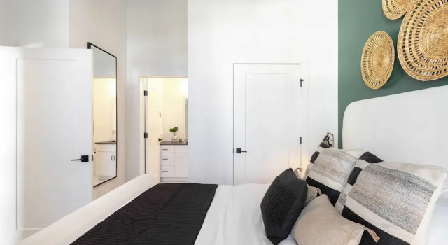 New Build Sleeps 12, 2 Condos in Scenic Bluffside, Minutes to Downtown