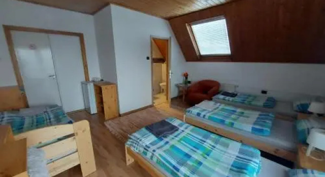 Attila's House, Book Hotel Hoteller i Budaors med parkering, Parkering