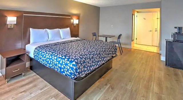 Номер Standard с видом на реку Econo Lodge Sevierville-Pigeon Forge on the River