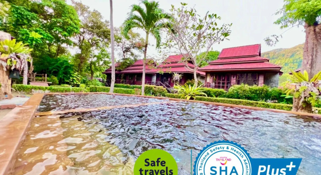 Кровать в общем номере Baan Laanta Resort and Spa