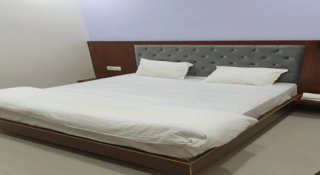 OYO 79110 Hotel Gulmohar, Забронировать Отель Отели Матхура 3 звезды, 3*