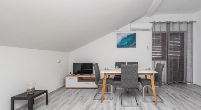 Awesome Home in Privlaka With Wifi and 4 Bedrooms, Rezerwuj Hotel Privlaka Zadar County