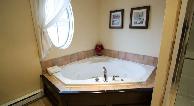 Номер Luxury Hotel Vallea Bromont, Tapestry Collection by Hilton
